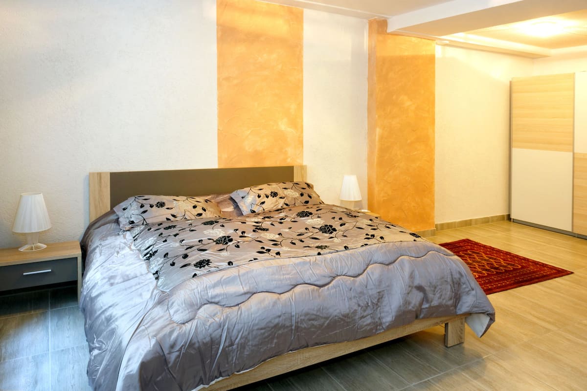 Habitación doble estándar | Escritorio, insonorización y tabla de planchar con plancha