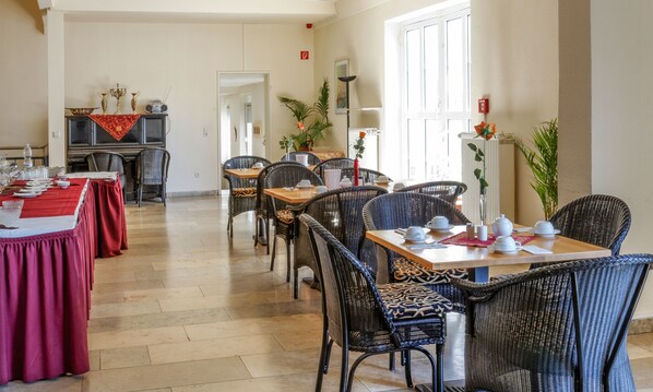 بوفيه فطور مجانًا يوميًا