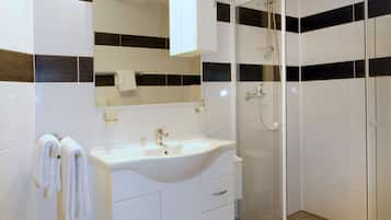 Douche, articles de toilette gratuits, sĂšche-cheveux