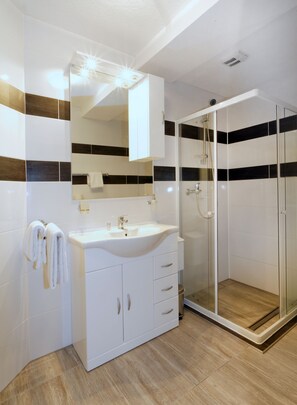 Shower, free toiletries, hair dryer, towels - Hotel Alte Fabrik (Mettmann)