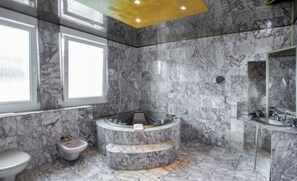 Suite | Bathroom | Shower, free toiletries, hair dryer, towels