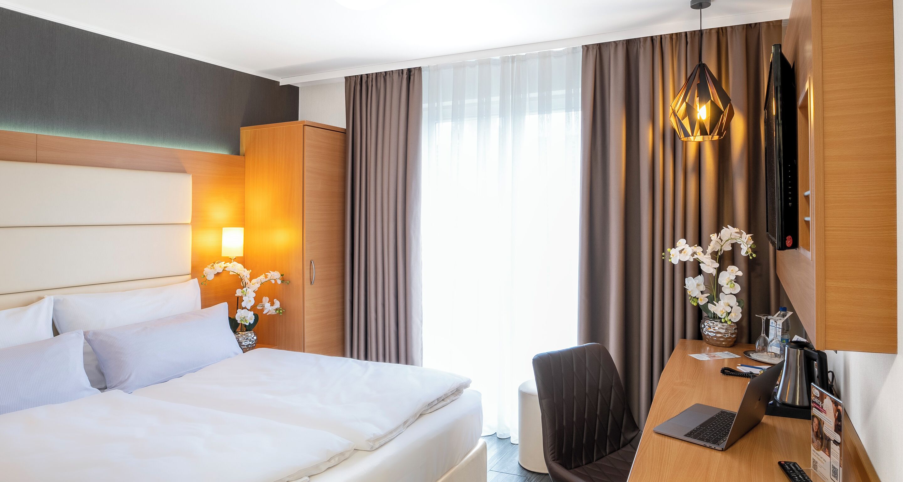 Hypo-allergenic bedding, minibar, in-room safe, desk