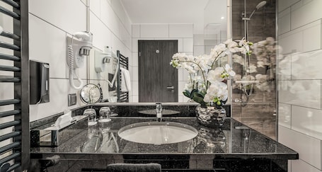 Shower, hair dryer, towels, soap. PLAZA INN Heilbronn