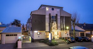 Fassade der Unterkunft – Abend/Nacht