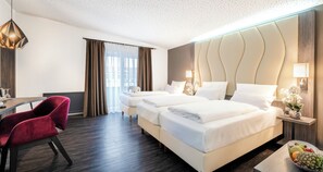 Premium Triple Room | Hypo-allergenic bedding, minibar, in-room safe, desk - PLAZA INN Heilbronn (Heilbronn)