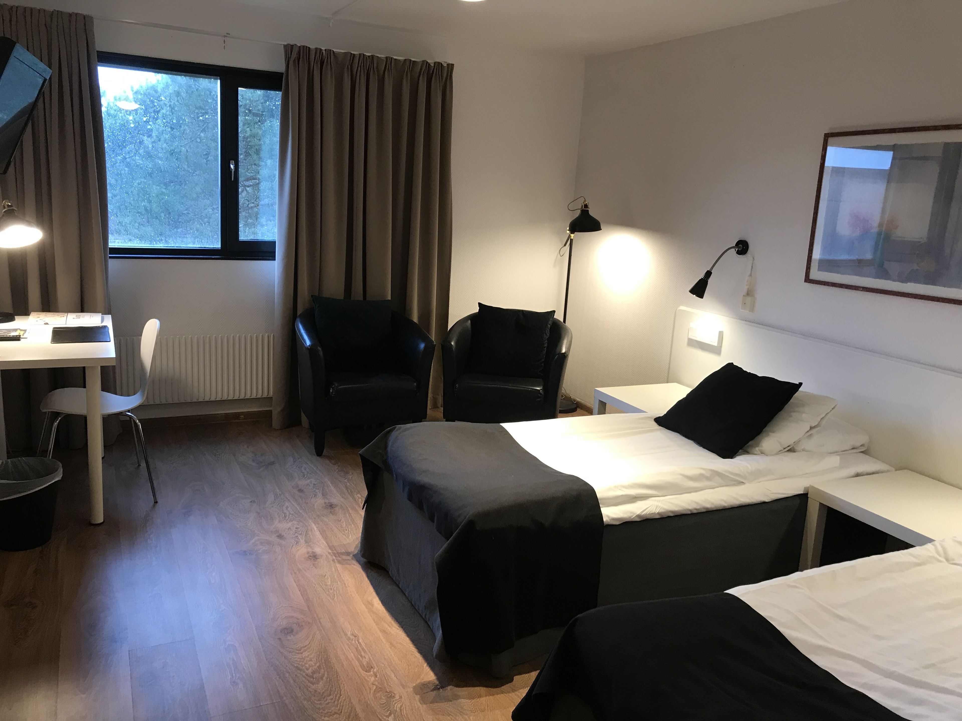 Habitación estándar doble | Escritorio, cortinas opacas, camas supletorias y wifi gratis