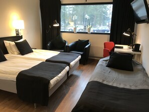 Dreibettzimmer | Schreibtisch, Verdunkelungsvorhänge, Bügeleisen/Bügelbrett