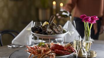 Breakfast, lunch, dinner served; international cuisine, garden views