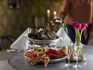 Frühstück, Mittagessen, internationale Küche, Blick auf den Garten 