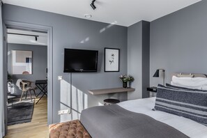 Suite Junior | Couette en duvet, coffre-fort, bureau, rideaux dâobscurcissement