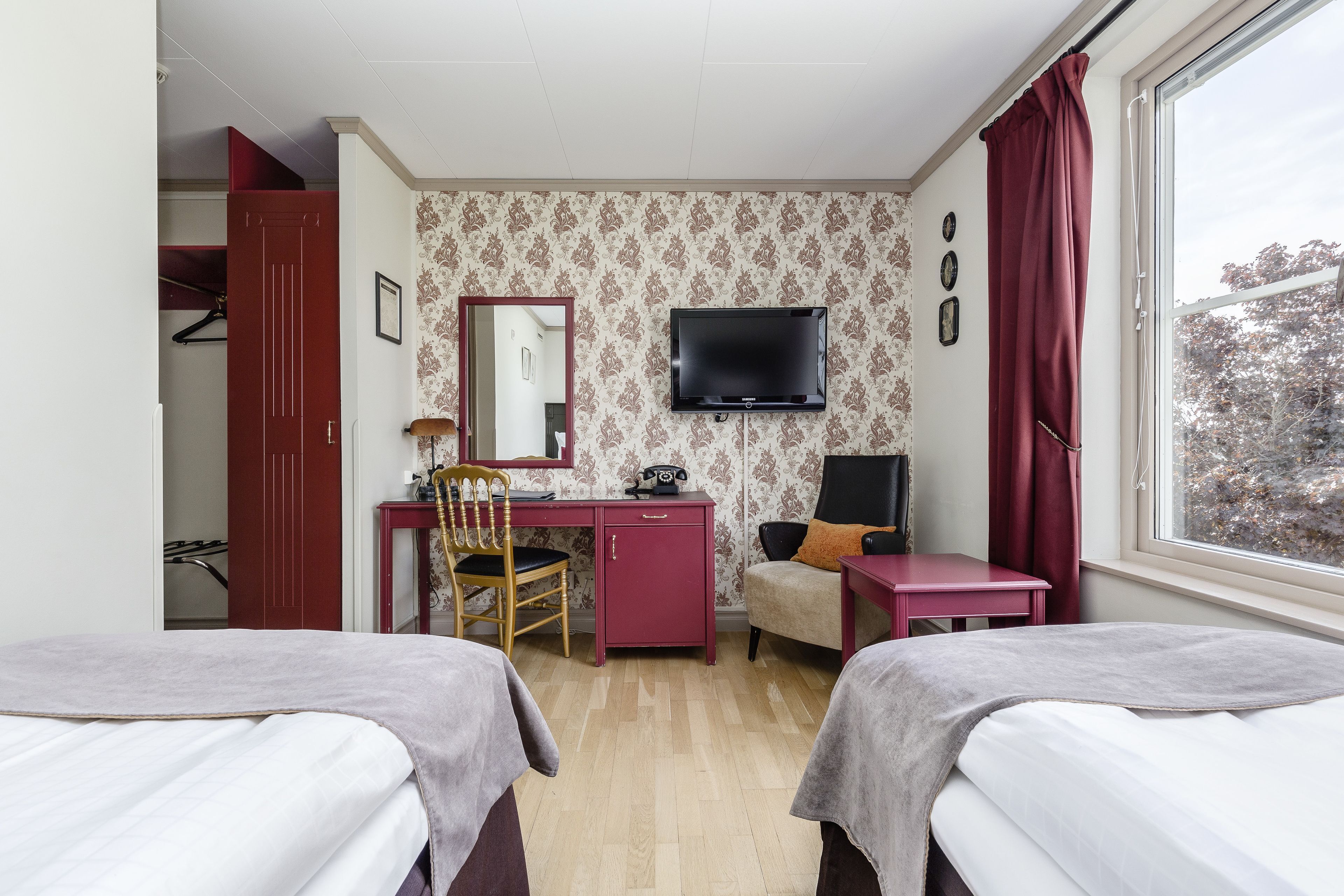 Down duvets, in-room safe, desk, blackout curtains