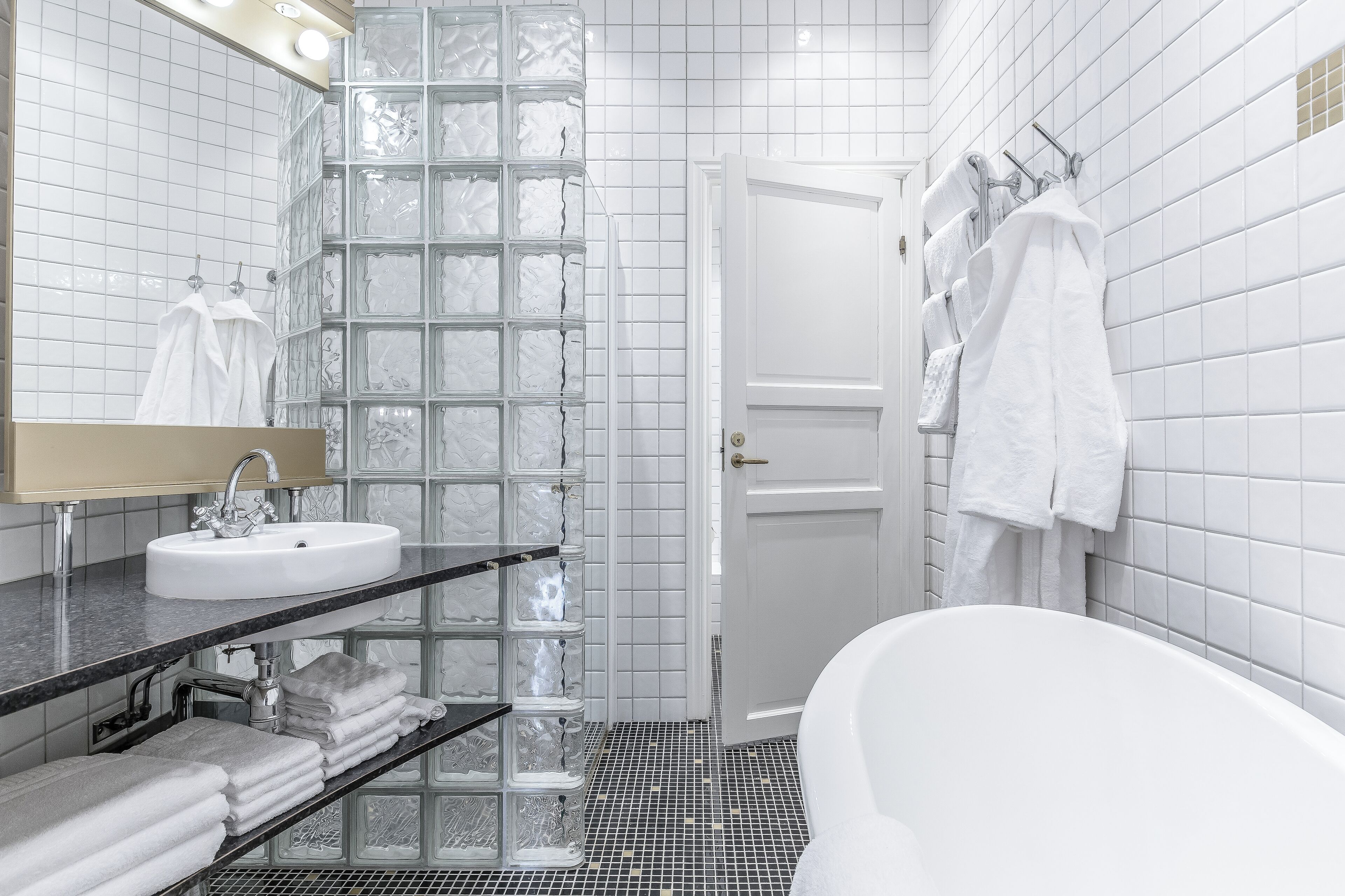 superior suite | bathroom | shower, free toiletries, hair dryer, towels