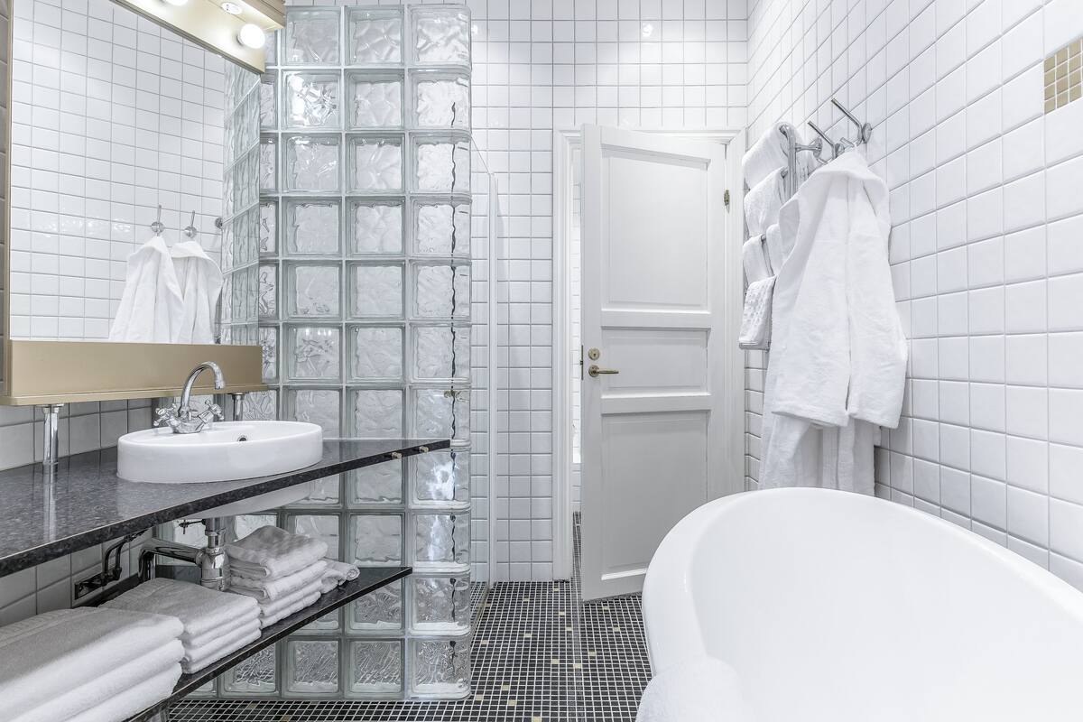 superior suite | bathroom | shower, free toiletries, hair dryer, towels