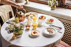 Free daily buffet breakfast