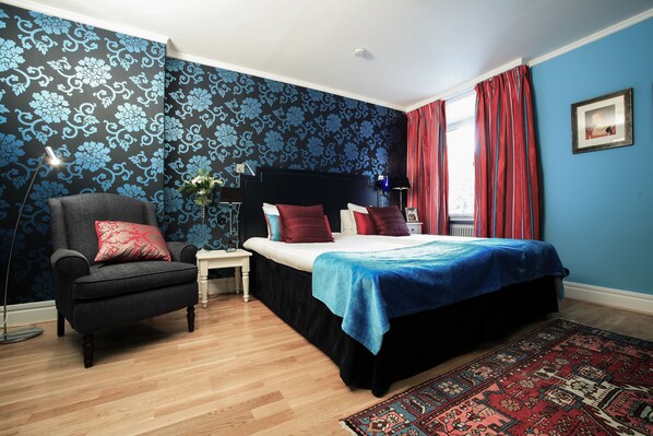 ميني بار وخزنة داخل الغرفة ومكتب وستائر تعتيم