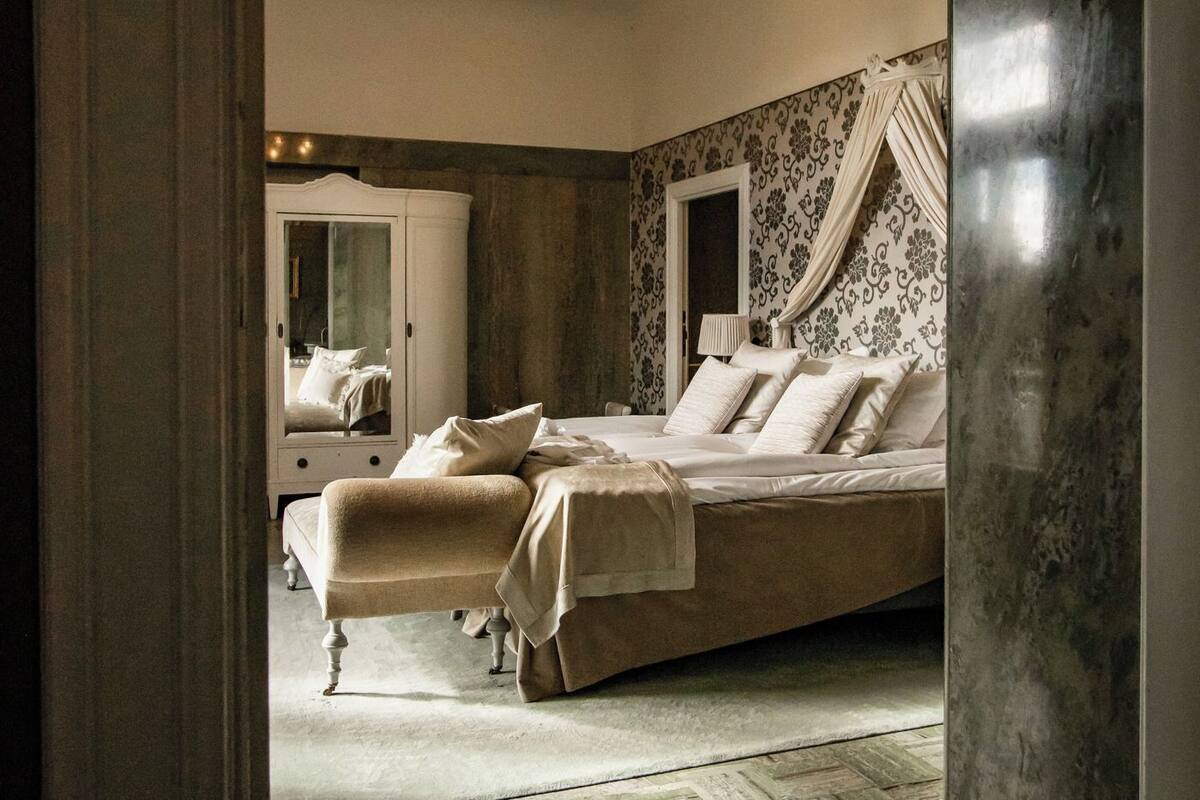 Suite, vista al jardín | Minibar, caja de seguridad en la habitación y escritorio 