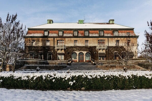 المنشأة من الخارج