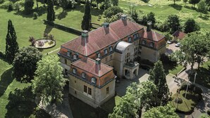 A large, historic building with multiple wings, surrounded by well-maintained gardens and a golf course. - Bjertorp Slott (Kvanum)