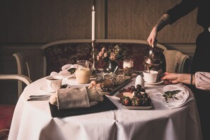 بوفيه فطور مجانًا يوميًا