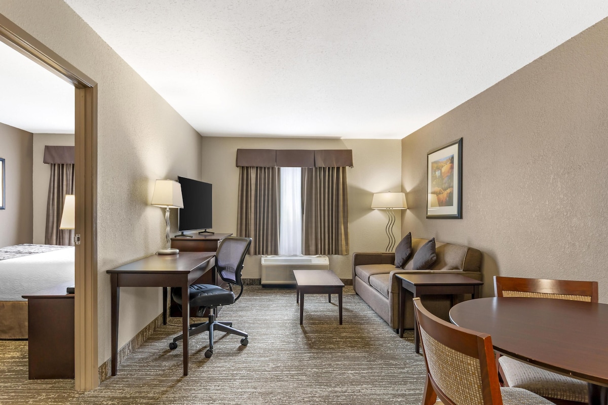 Hypo-allergenic bedding available, laptop workspace, blackout drapes