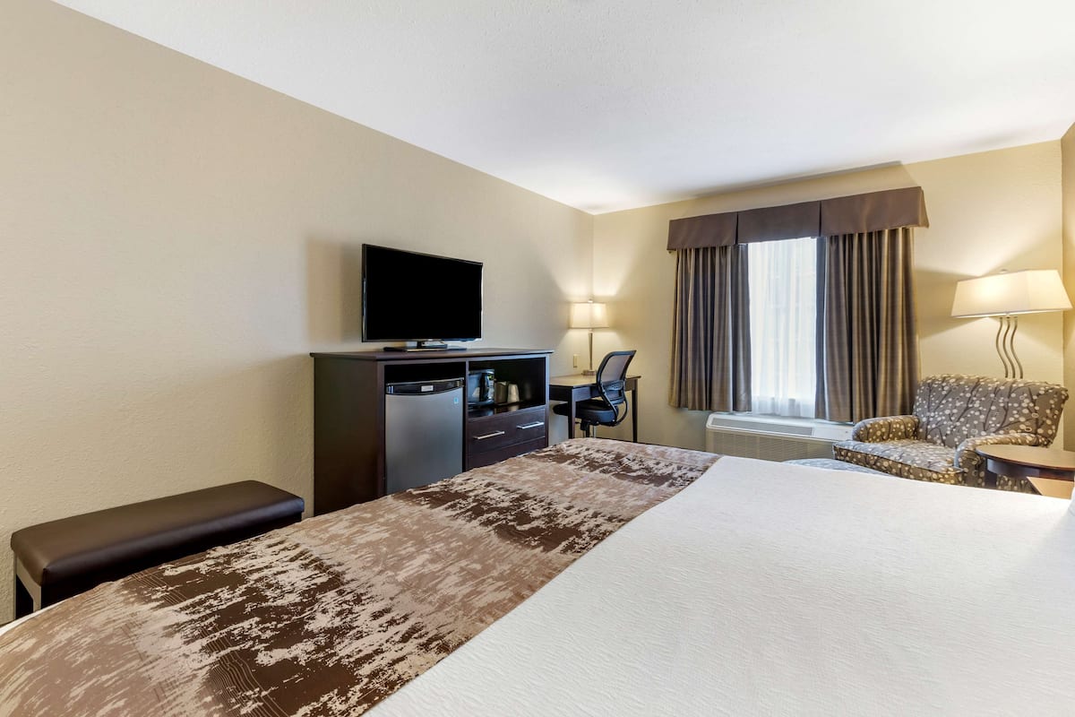 1 bedroom, hypo-allergenic bedding, laptop workspace, blackout drapes