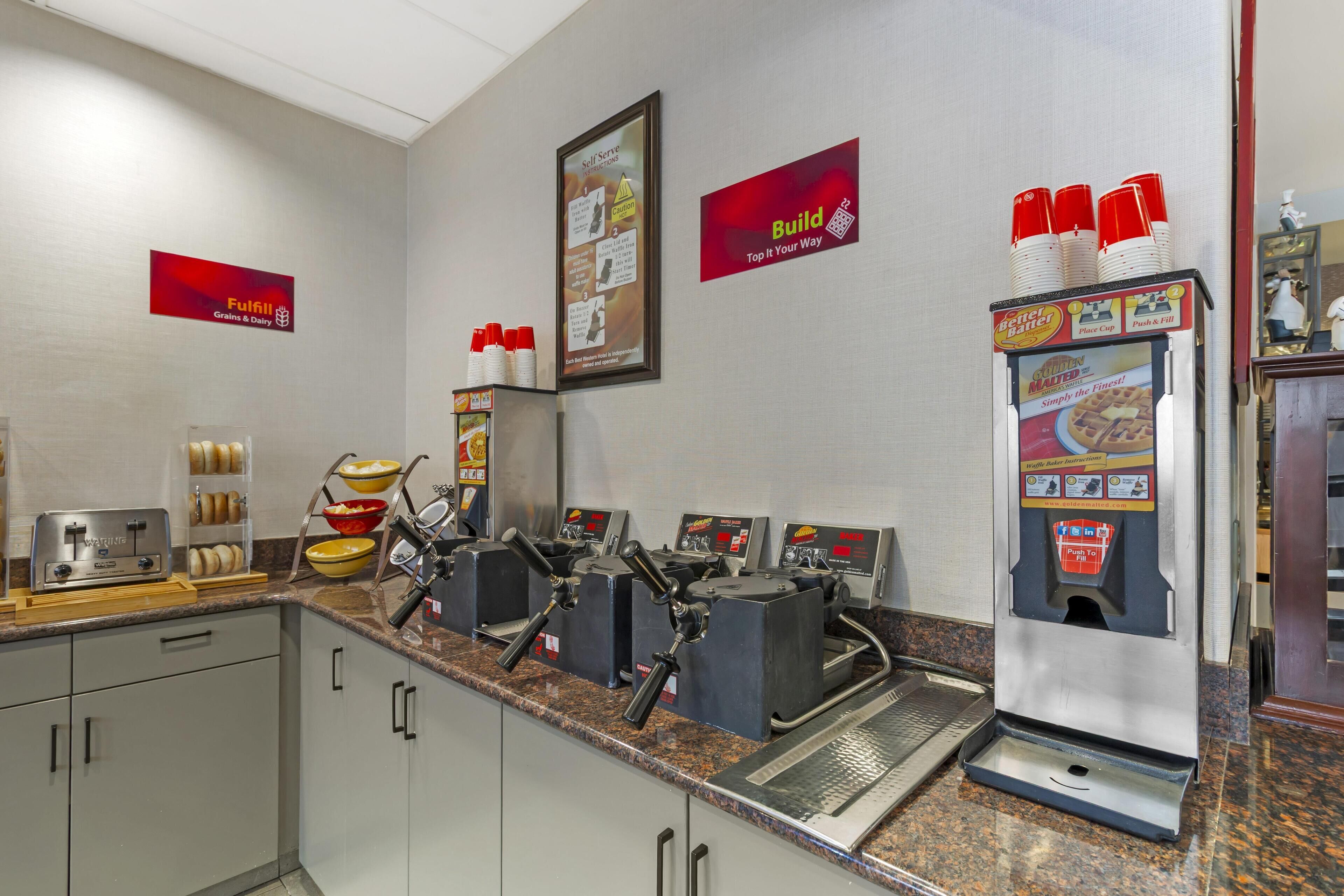 Un espace de service en libre-service où l’on peut se servir du café, équipé de plusieurs machines à café et d’un distributeur à commande par simple pression.
