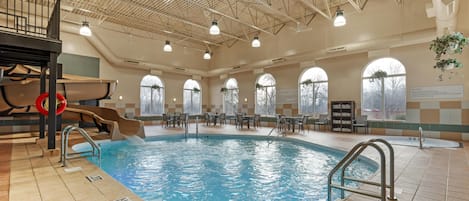 Alberca techada, acceso de 08:00 a 23:00, y camastros