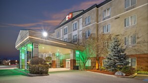 A hotel with a modern facade, a covered entrance, and a well-maintained exterior. - Best Western Plus Pembina Inn & Suites (Winnipeg)