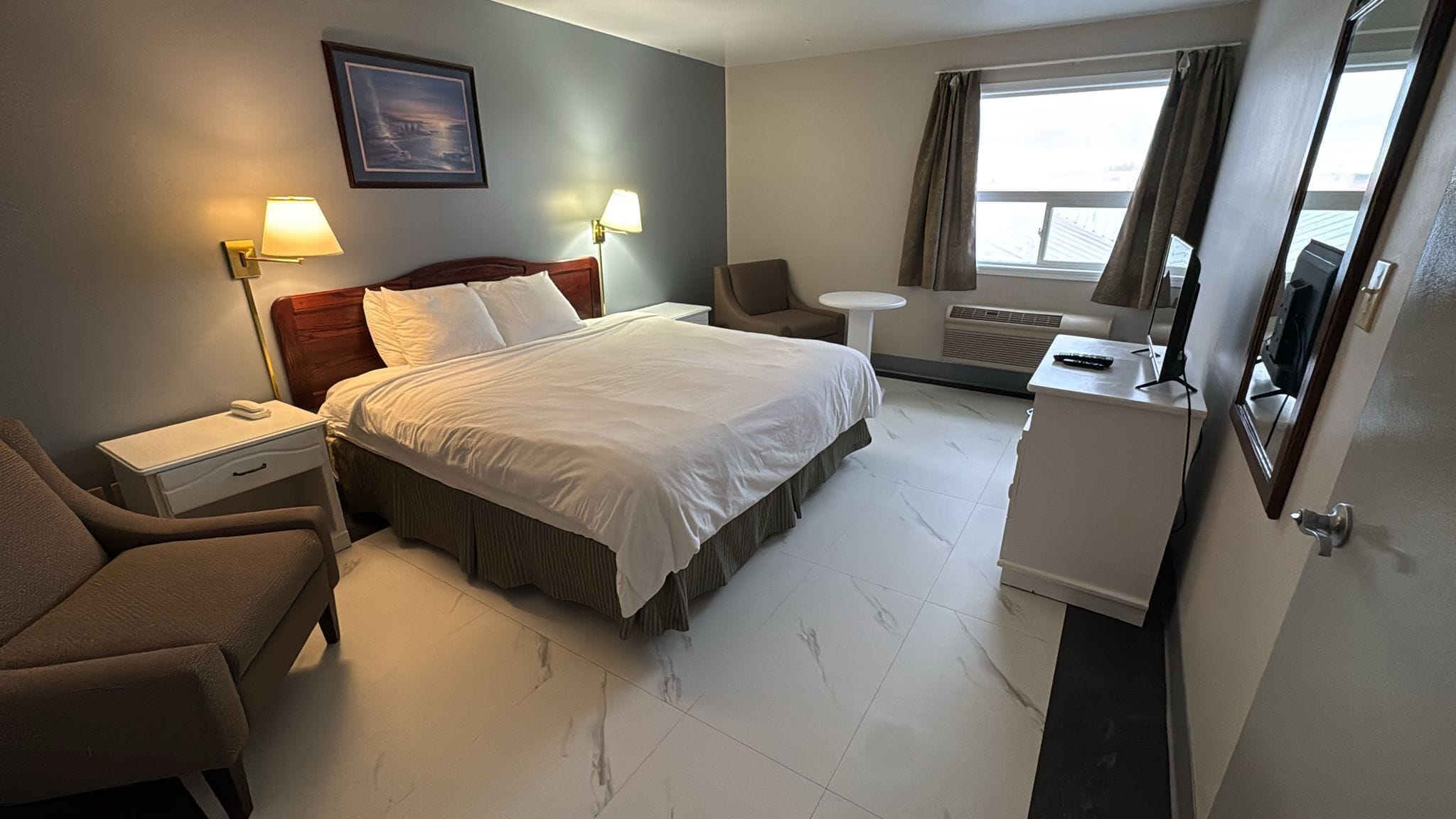 标准房, 1 张双人床 | 客房内保险箱、办公桌、隔音、熨斗/熨衣板