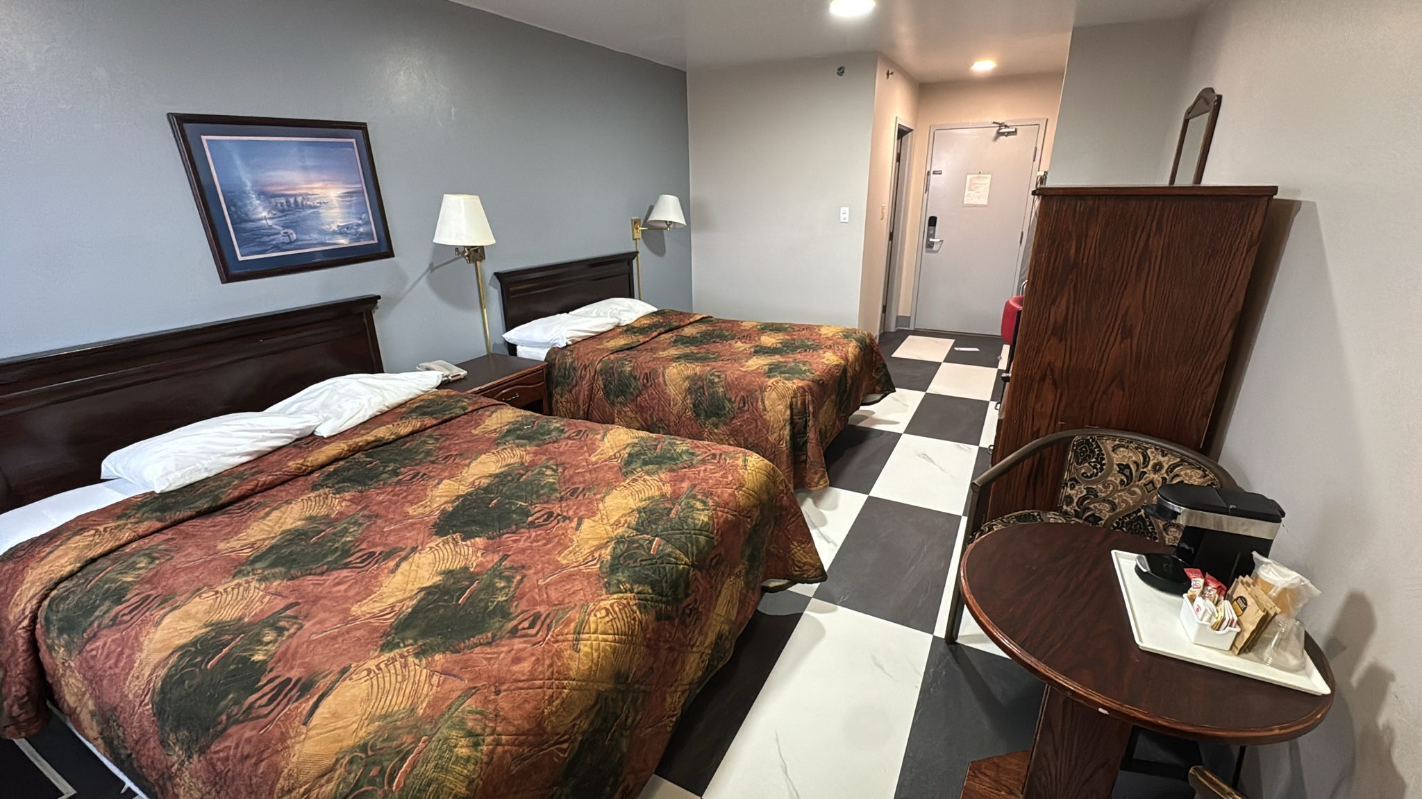 Standard Room, 1 Queen Bed | In-room safe, desk, soundproofing, iron/ironing board