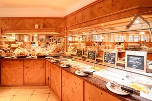 A buffet with various food items and a wooden interior. - Alpenhof Oberstdorf Hotel & Spa, BW Signature Collection (Oberstdorf)