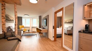 Suite, 1 cama doble, balcón, vistas a la montaña (Separate Living Room) | Caja fuerte, escritorio, espacio para trabajar con un portátil
