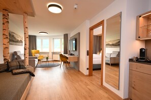 Suíte, 1 cama de casal, sacada, vista para a montanha (Separate Living Room) | Cofres nos quartos, escrivaninha, espaço de trabalho para notebook