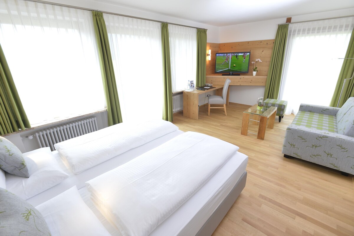 Deluxe Studio, 1 Double Bed | In-room safe, desk, laptop workspace, blackout drapes