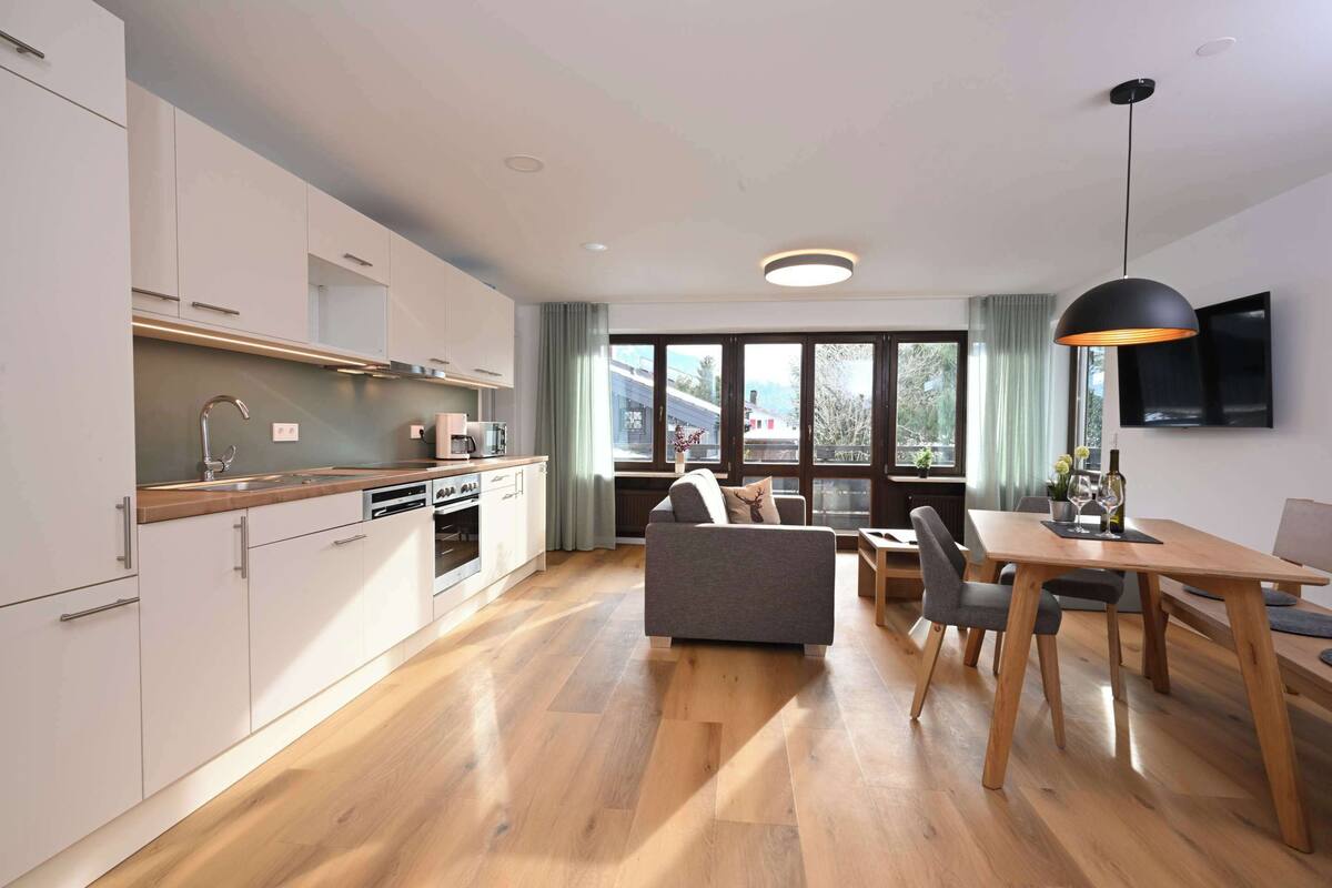 标准公寓, 1 张特大床, 阳台, 副楼 (Separate Living Room;with Sofabed) | 客房内保险箱、办公桌、笔记本电脑工作区、遮光窗帘