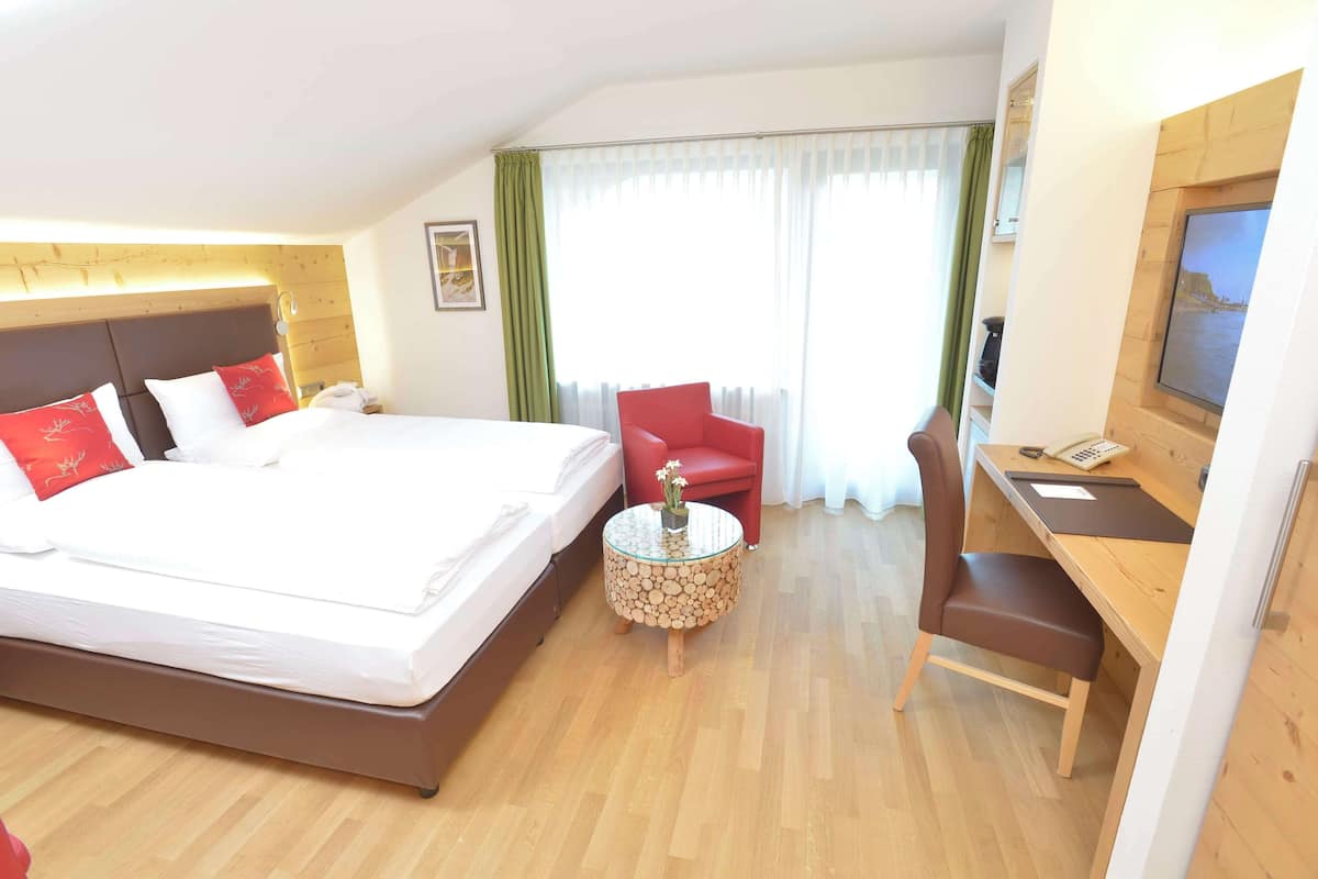 Comfort - Studio, 1 Double Bed, Balcony, Annex | In-room safe, desk, laptop workspace, blackout drapes