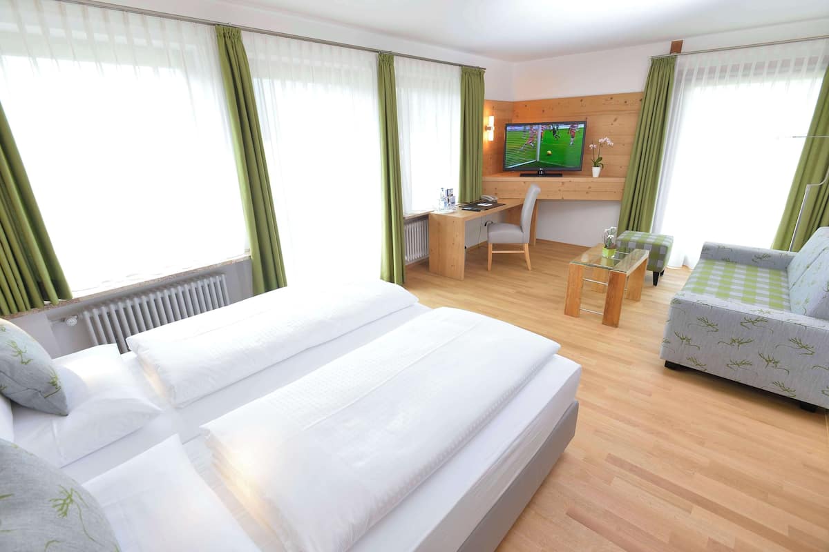 Deluxe - Studio, 1 Double Bed, Annex | In-room safe, desk, laptop workspace, blackout drapes