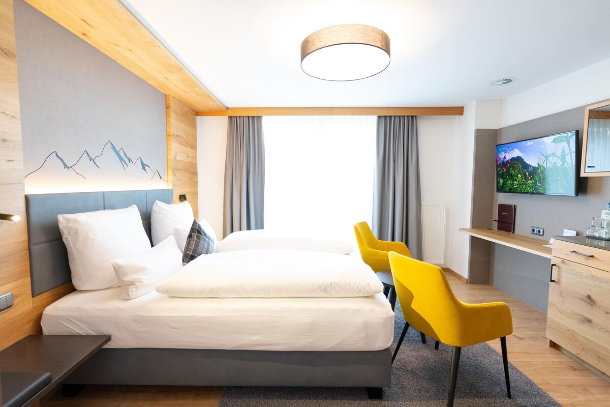 Comfort Room, 1 Double Bed | In-room safe, desk, laptop workspace, blackout drapes