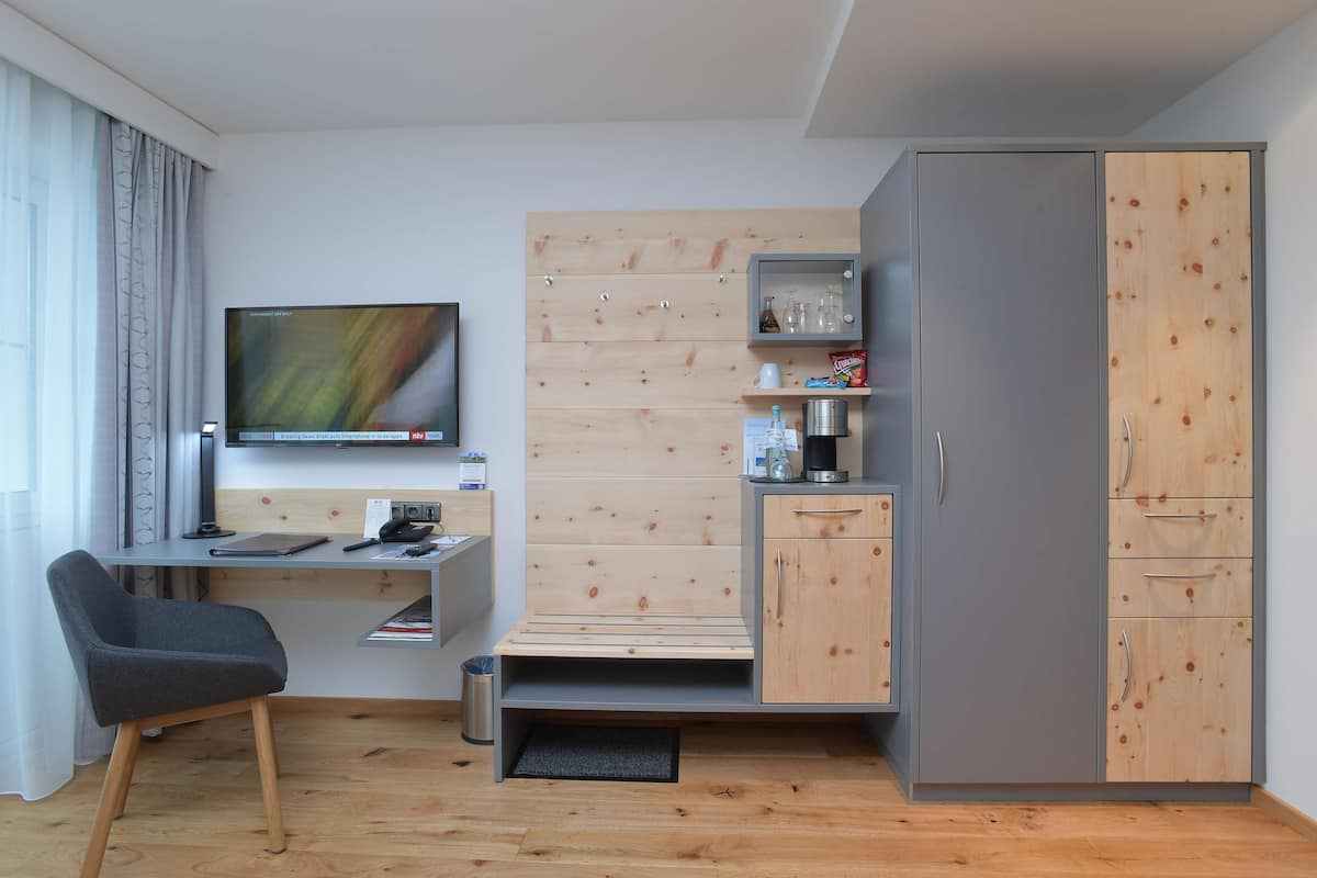 Caja de seguridad en la habitación y escritorio