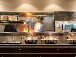 Petit déjeuner, déjeuner et dîner servis sur place