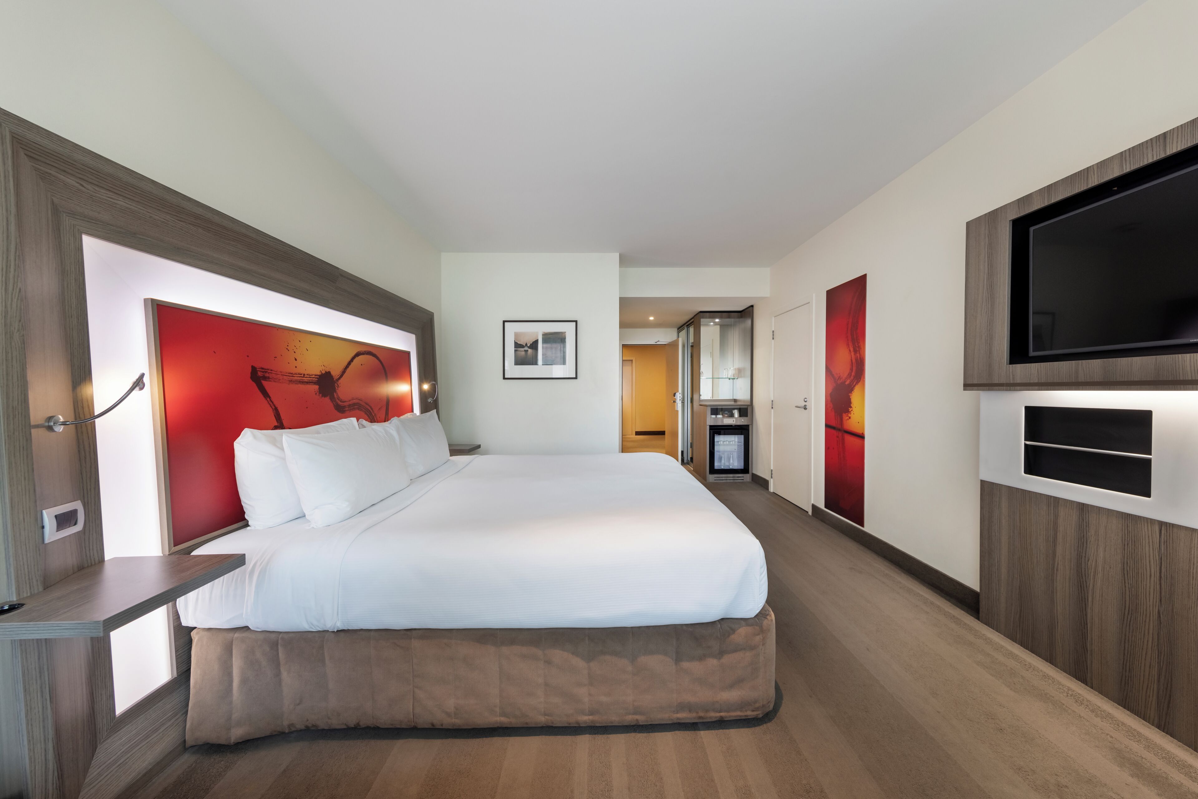 スーペリア ルーム キングベッド 1 台 バリアフリー | 高級寝具、セーフティボックス (室内)、デスク、ノートパソコン用作業スペース