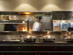 朝食、ランチ、ディナーに営業