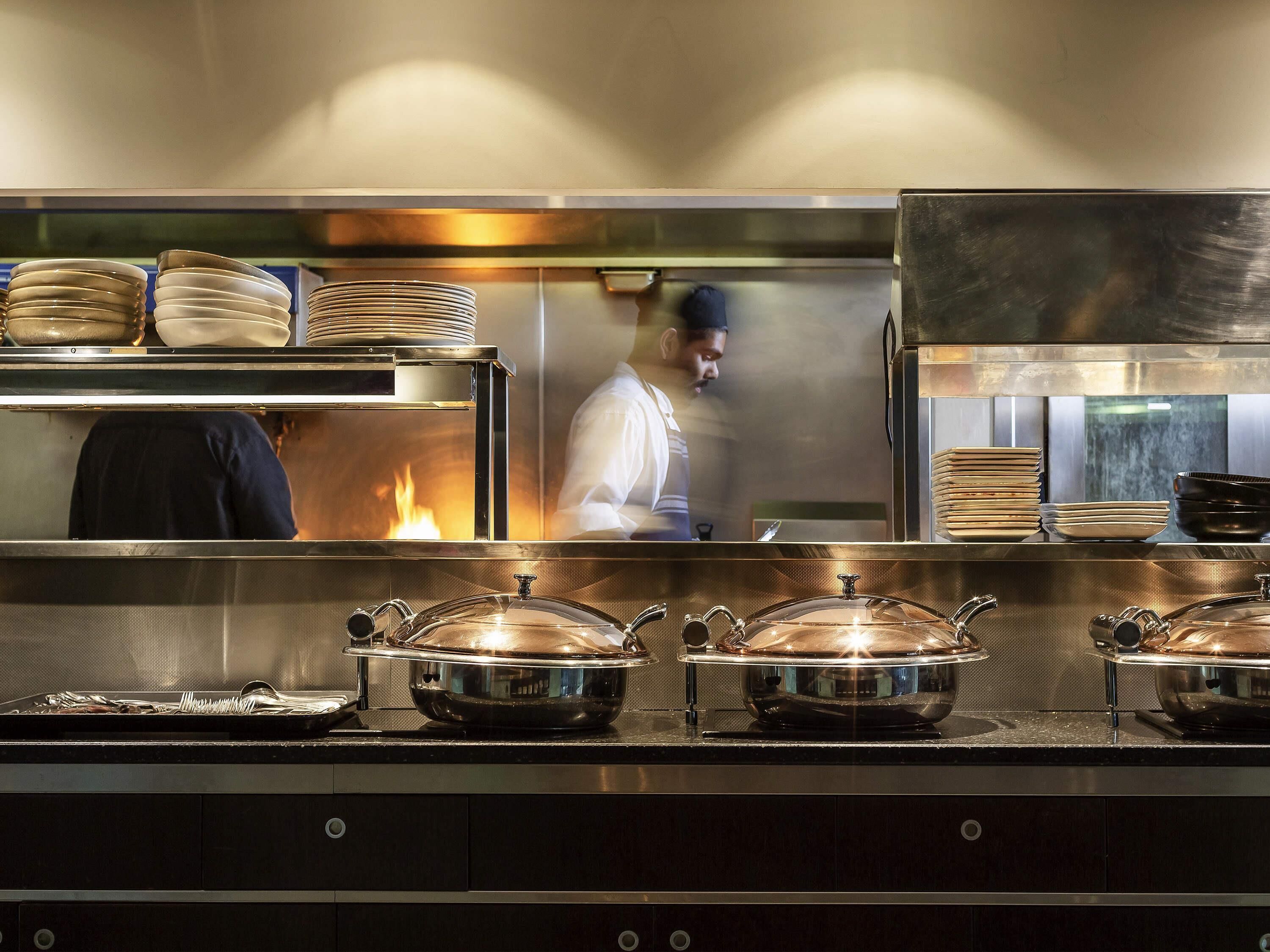 早餐，供應午餐和晚餐