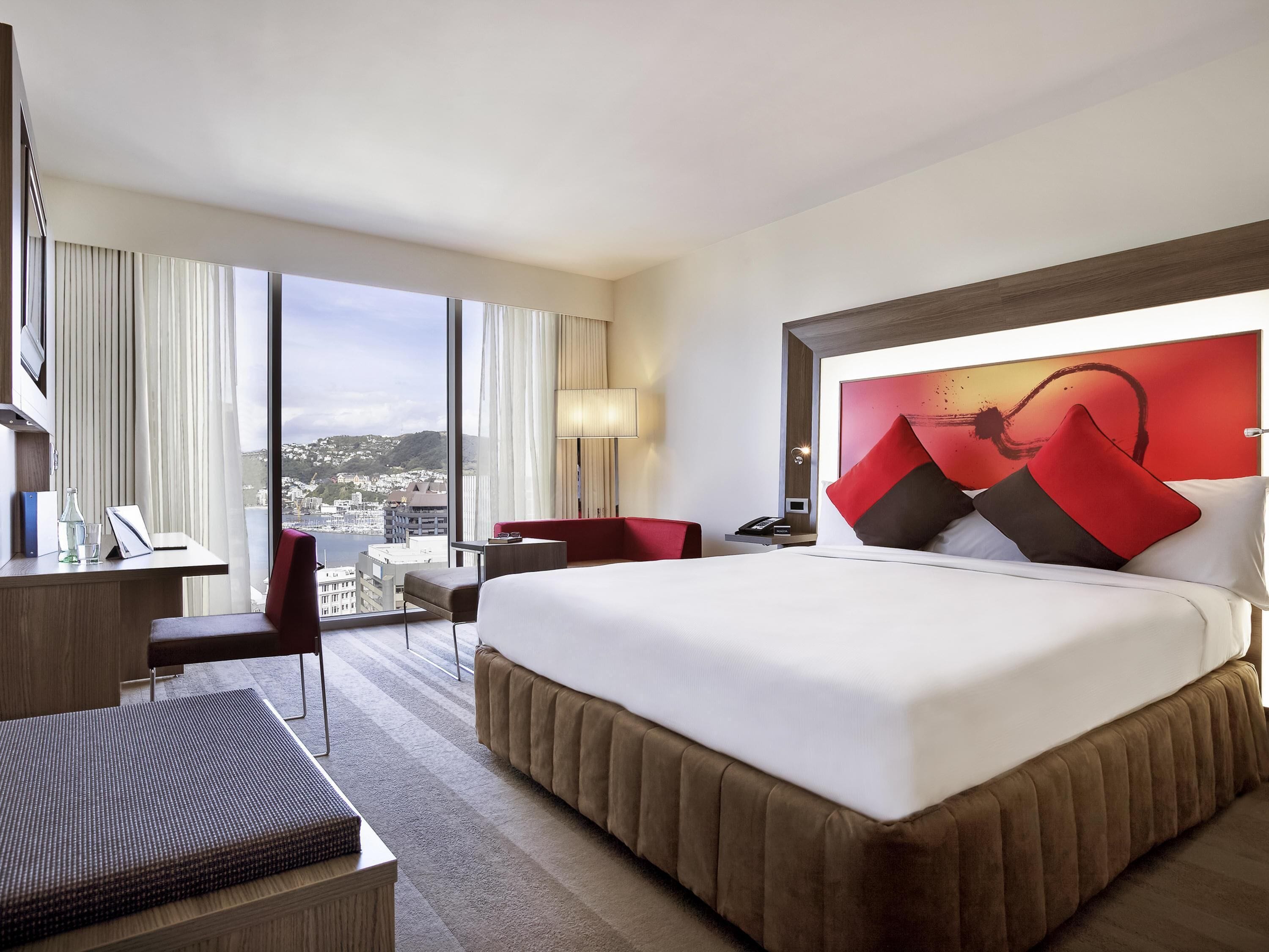 Habitació superior, 1 llit de matrimoni gran, vistes a la ciutat | Roba de llit d'alta qualitat, caixa forta a l'habitació i escriptori 