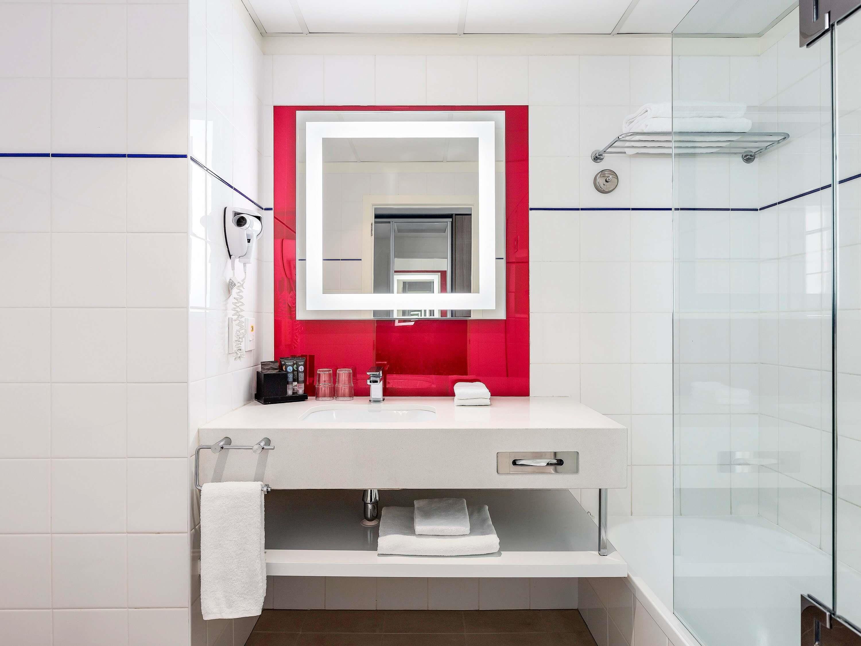 Luxe beddengoed, een kluis op de kamer, een bureau, een laptopwerkplek