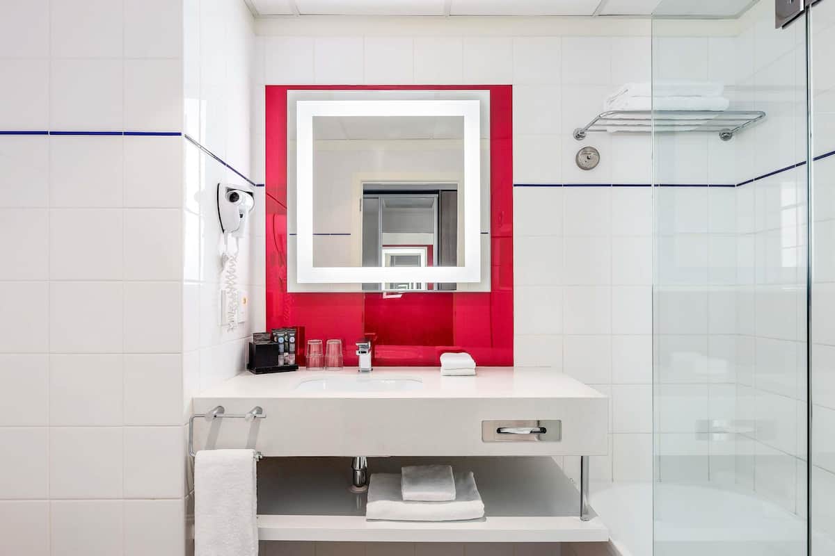 Roupas de cama premium, cofres nos quartos, escrivaninha