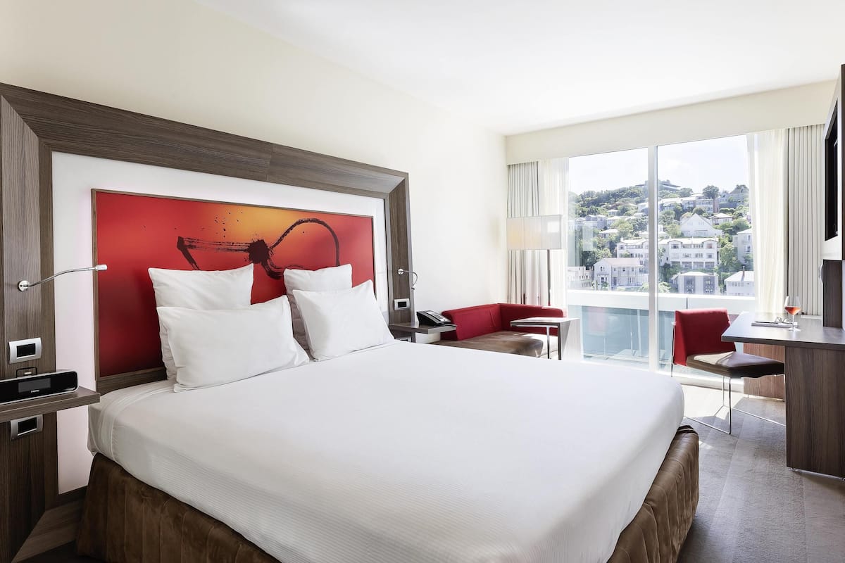 Habitación superior, 1 cama King size | Ropa de cama de alta calidad y caja de seguridad en la habitación