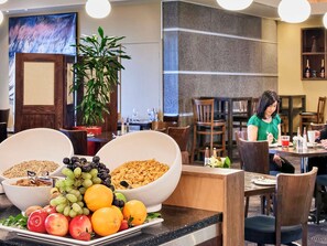 Petit-déjeuner, déjeuner et dîner servis sur place