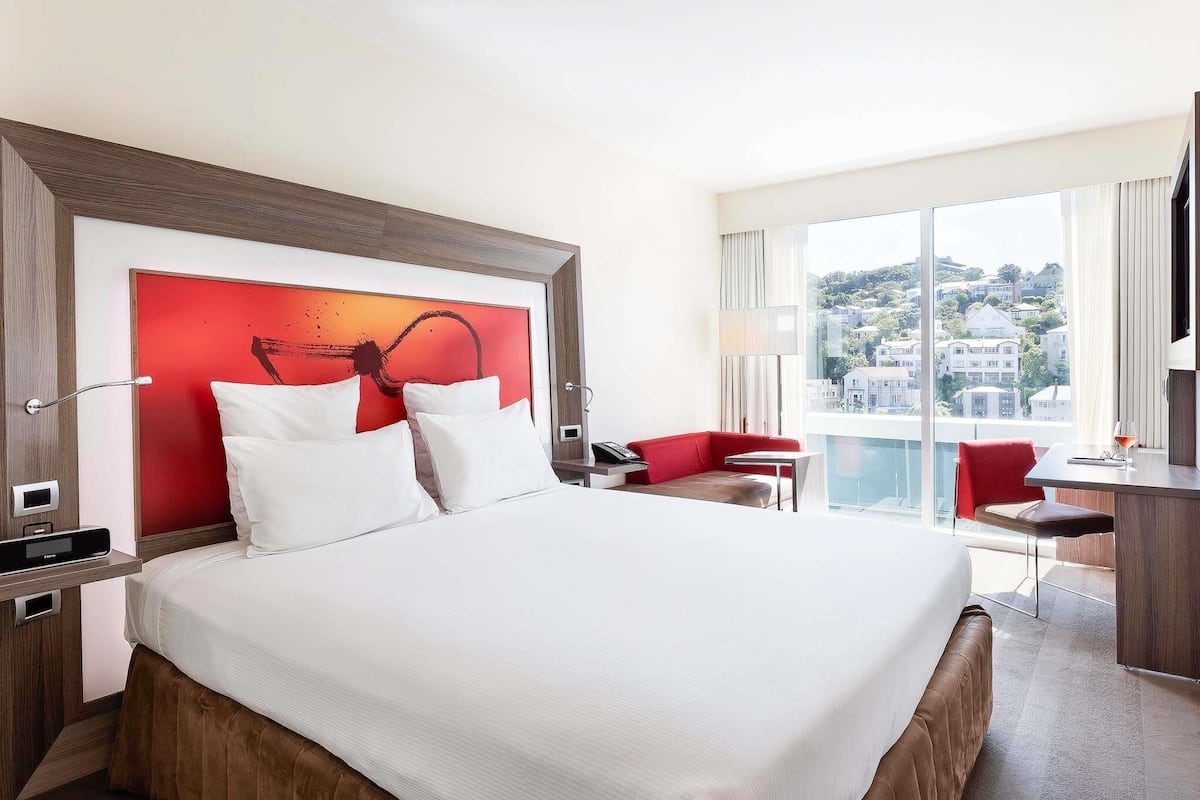 Premium bedding, in-room safe, desk, laptop workspace