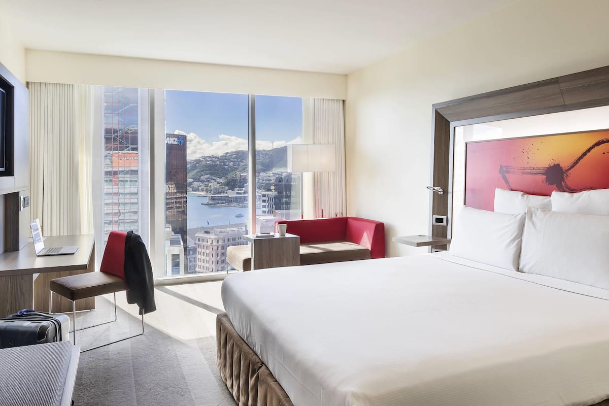 Executive Room, 1 King Bed | Premium bedding, in-room safe, desk, laptop workspace